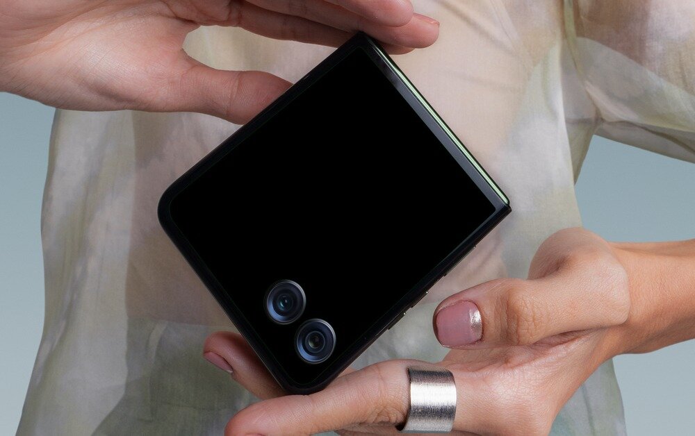 Smartfon MOTOROLA Razr 50 Ultra trzymany w dłoniach  Aparat 