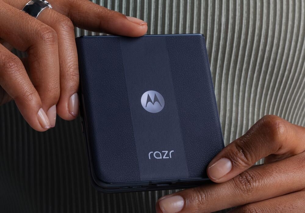 Smartfon MOTOROLA Razr 50 Ultra złożony trzymany w dłoniach  Canvas 
