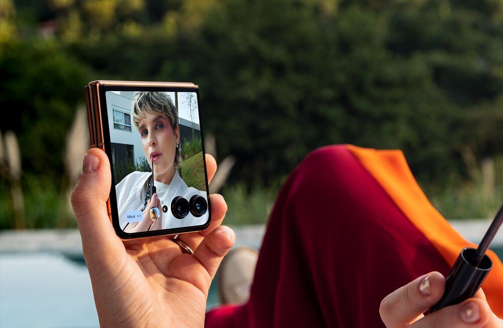 Smartfon MOTOROLA Razr 50 Ultra robienie sobie zdjęcia  Wyświetlacz zewnętrzny 