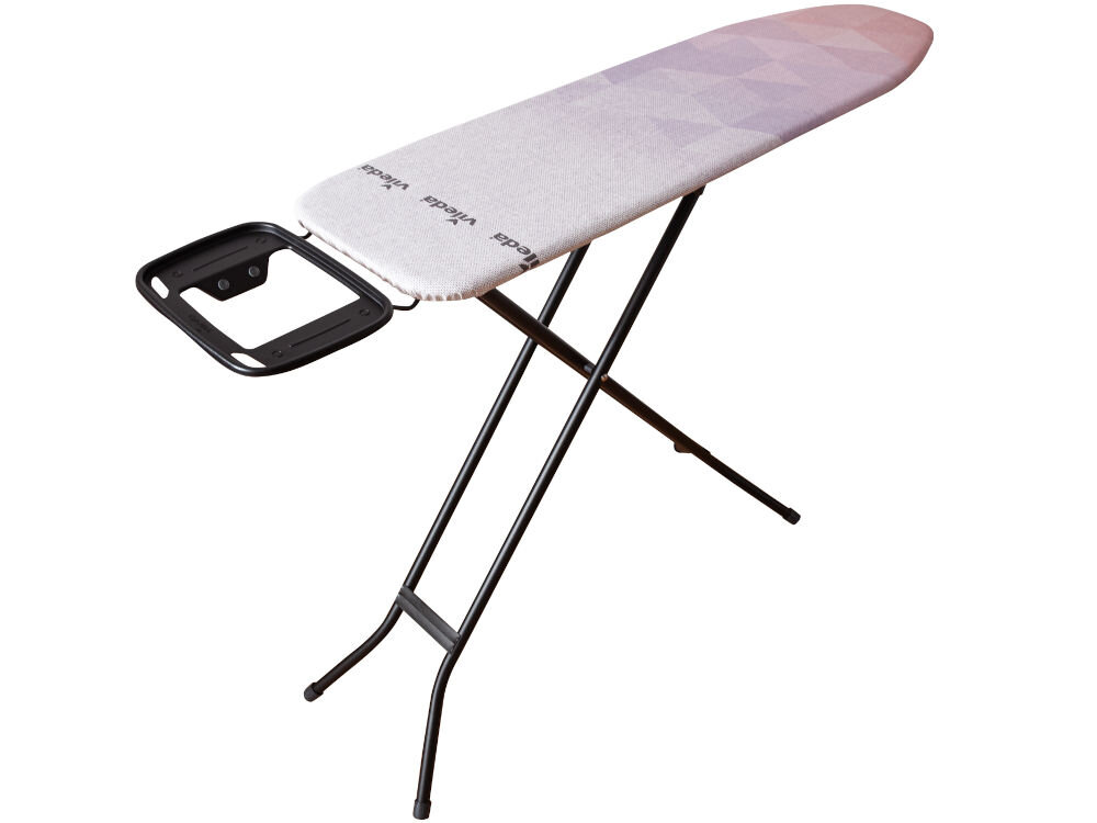 Deska do prasowania VILEDA Diamond S 114 x 34 cm białe tło deska stoi bokiem czarne nóżki podstawka kolorowy pokrowiec wytrzymałość stabilność nogi o średnicy 22 mm  blat 120 x 38 cm Przemyślany kompaktowy design łatwe składanie i przechowywanie w małych i dużych wnętrzach wysoka jakość materiałów  