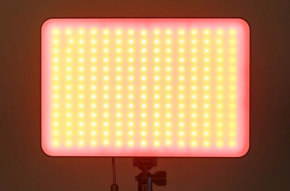 Lampa LED VILTROX Weeylite Sprite 40  świeci na pomarańczowo   