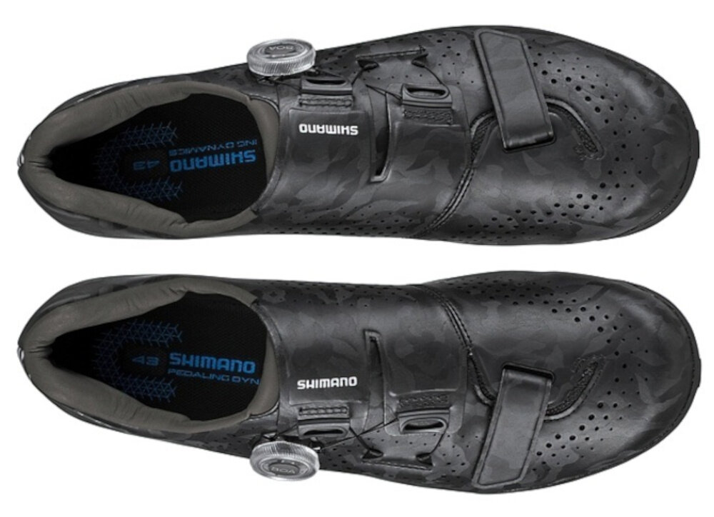 Buty rowerowe SHIMANO SH-RX600 Czarny rozmiar 47 para butów na białym tle widoczna z góry w kolorze czarnym elegancki wygląd męski charakter rozmiar 47 z długością wkładki 30 cm optymalne dopasowanie profilowana wkładka lekkie wytrzymałe materiały do użytku w sezonie letnim
