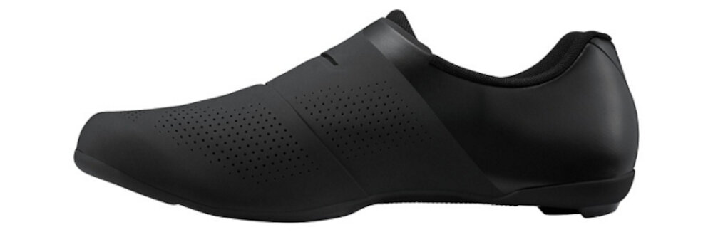 Buty rowerowe SHIMANO SH-RC302 Czarny rozmiar 42 para butów na białym tle widoczna z góry podeszwa środkowa i siateczka na wierzchu buta w 36% wykonane z materiałów pochodzących z recyklingu funkcjonalność odpowiedzialne podejście do produkcji