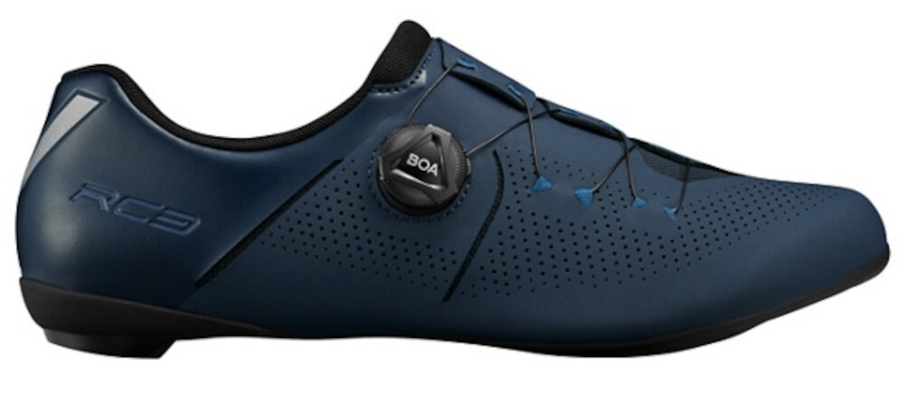 Buty rowerowe SHIMANO SH-RC302 Granatowy rozmiar 46 but na białym tle widoczny z boku specjalne sznurowanie precyzyjne pokrętło BOA® L6E eliminuje punktowy ucisk kontrola nad rowerem otulający wierzch zmniejszone nachodzenie na język