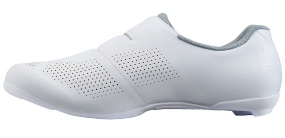 Buty rowerowe SHIMANO SH-RC302 Biały rozmiar 37 but na białym tle widoczny z boku wierzch z perforowanej skóry syntetycznej cyrkulacja powietrza chroni przed nadmiernym nagrzewaniem się stopy bezszwowa konstrukcja lekka forma długość wkładki 23 cm
