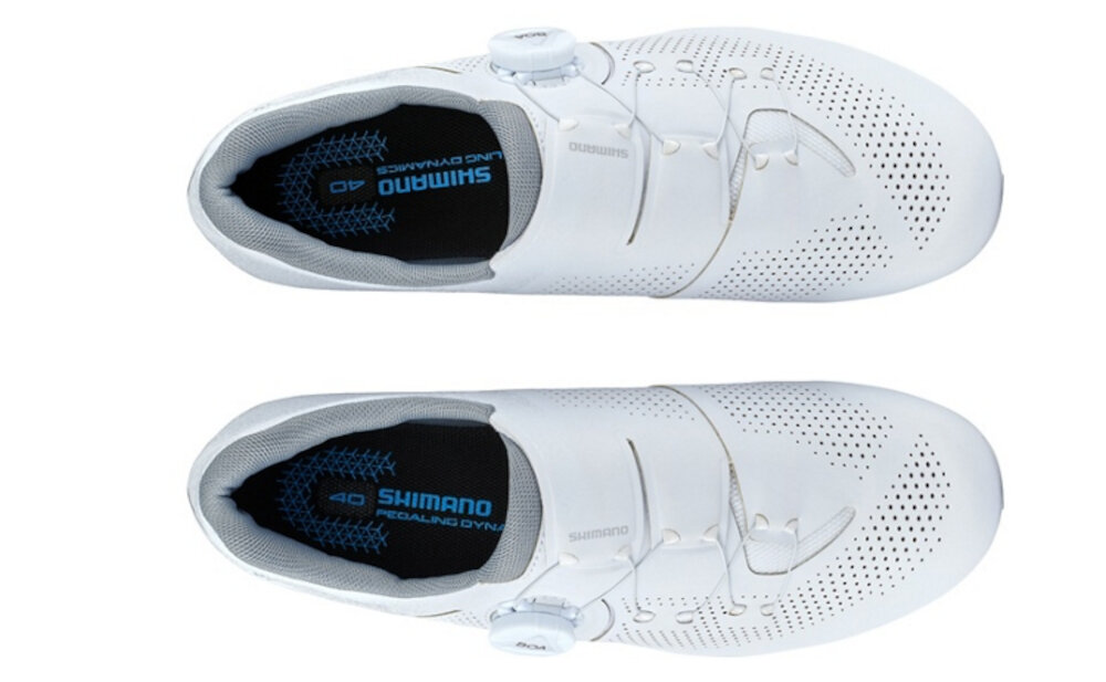 Buty rowerowe SHIMANO SH-RC302 Biały rozmiar 37 para butów na białym tle widoczna z góry podeszwa środkowa i siateczka na wierzchu buta w 36% wykonane z materiałów pochodzących z recyklingu funkcjonalność odpowiedzialne podejście do produkcji