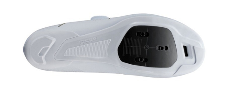 Buty rowerowe SHIMANO SH-RC302 Biały rozmiar 37 but na jasnym tle widoczny od spodu platforma do mocowania bloków w systemie SPD-SL umożliwia wpięcie buta w pedały zmaksymalizowanie kręcenia korbą stabilna jazdę na stojąco bezpieczny efektywny trening