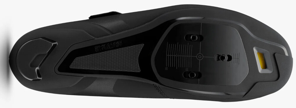 Buty rowerowe SHIMANO SH-RC102 Czarny rozmiar 49 but na jasnym tle widoczny od spodu platforma do mocowania bloków w systemie SPD-SL umożliwia wpięcie buta w pedały zmaksymalizowanie kręcenia korbą stabilna jazdę na stojąco bezpieczny efektywny trening