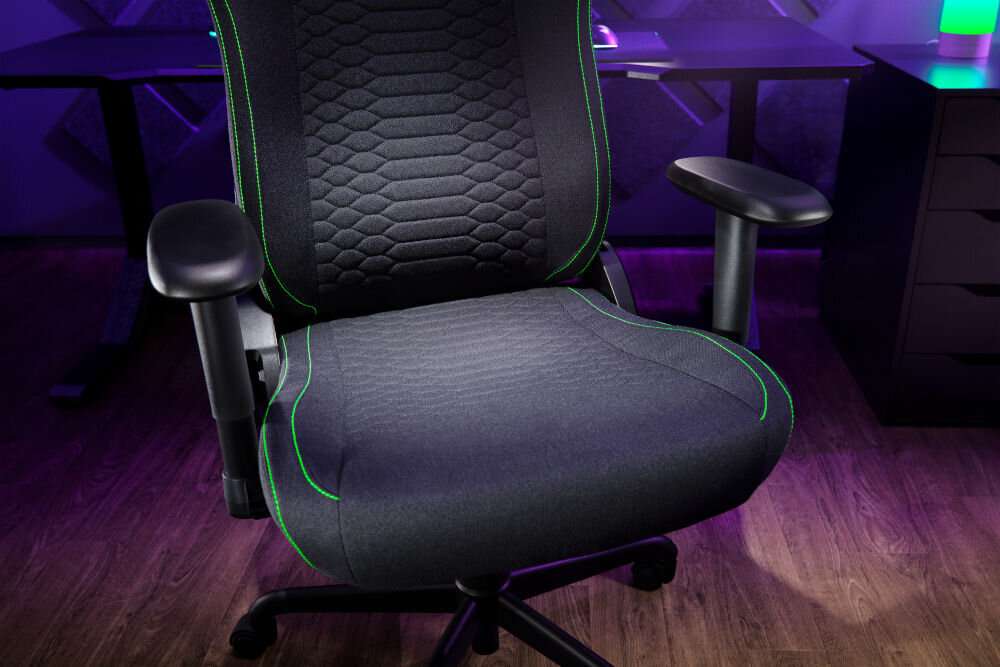 Fotel RAZER Iskur V2 X Czarny prezentacja fotela i ukazanie jego podłokietników 2D na tle pokoju biurowego zmiana wysokości obrót ułatwia dopasowanie wspiera naturalne ułożenie przedramion wygoda
