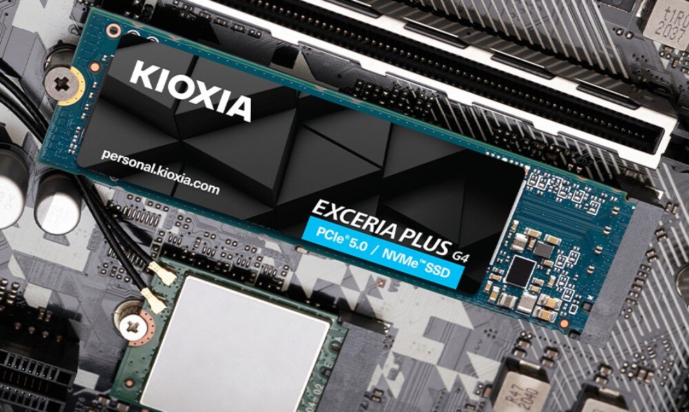 Dysk KIOXIA Exceria Plus G4 Zbliżenie na zainstalowany dysk SSD marki KIOXIA zamontowany na płycie głównej komputera, opis