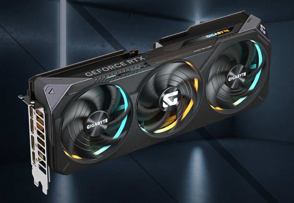 Karta graficzna GIGABYTE GeForce RTX 5070 Gaming OC 12GB Ujęcie karty graficznej z efektem świetlnym RGB na wentylatorach oraz logo Gigabyte na górnej części obudowy
