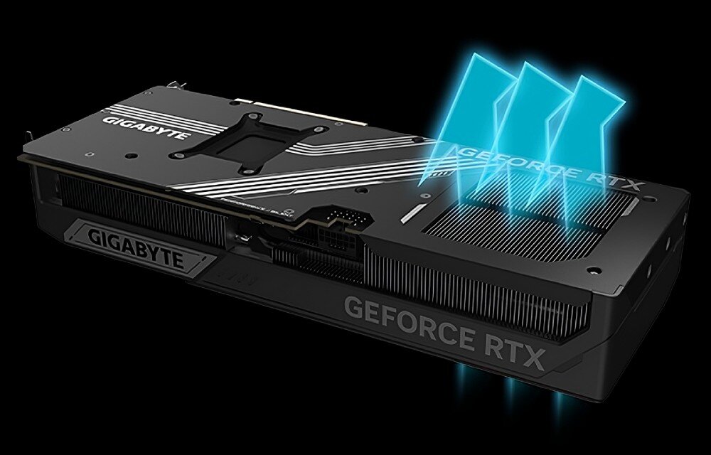 Karta graficzna GIGABYTE GeForce RTX 5070 Ti WINDFORCE OC SFF 16GB DLSS 4 Widok tylnej części karty, prezentujący metalowy backplate z wcięciami umożliwiającymi lepszą cyrkulację powietrza. Dodatkowe oznaczenia pokazują przepływ ciepła i efektywność systemu Screen Cooling