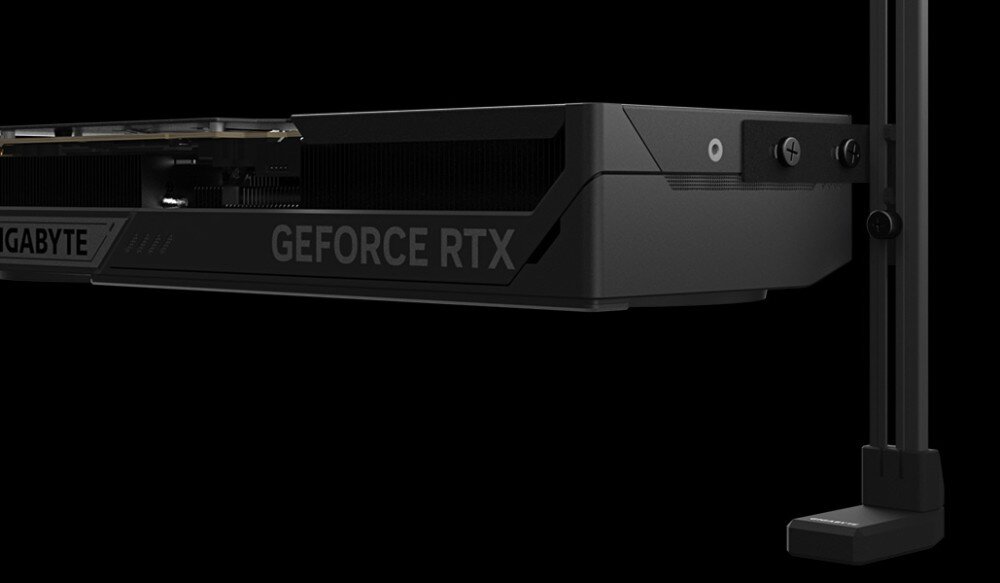 Karta graficzna GIGABYTE GeForce RTX 5070 Ti WINDFORCE OC SFF 16GB DLSS 4 Widok z boku na konstrukcję karty graficznej zamocowanej w obudowie. Dodatkowy uchwyt stabilizujący zapobiega opadaniu ciężkiej karty, poprawiając jej montaż i wygląd całego zestawu
