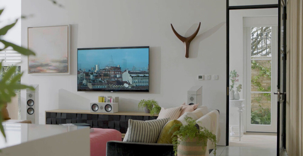 Głośnik centralny MONITOR AUDIO Bronze C150 Seria 6G - Spójność brzmienia, głośnik centralny stojący na komodzie w salonie pod telewizorem
