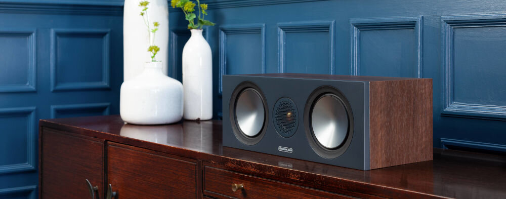 Głośnik centralny MONITOR AUDIO Bronze C150 Seria 6G - Mocne brzmienie, głośnik centralny stojący na komodzie w salonie pod telewizorem