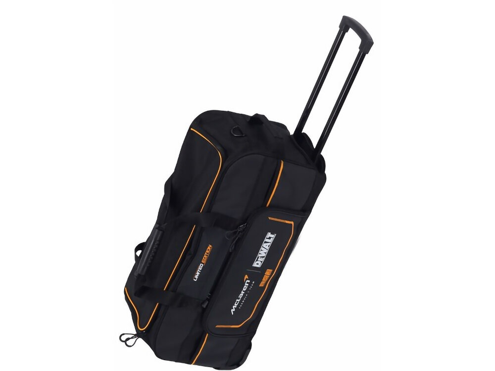 Torba narzędziowa DEWALT DWST83522-9 torba na białym tle z rozłożoną rączką teleskopową główna kieszeń otwiera się szeroko składana konstrukcja łatwy dostęp do wszystkich przegródek jasna żółta tkanina wewnątrz podwójny zamek błyskawiczny z funkcją szybkiego zamykania dostęp do narzędzi z każdej strony dwie szyny z tworzywa sztucznego forma jest sztywna i odporna na uszkodzenia mechaniczne
