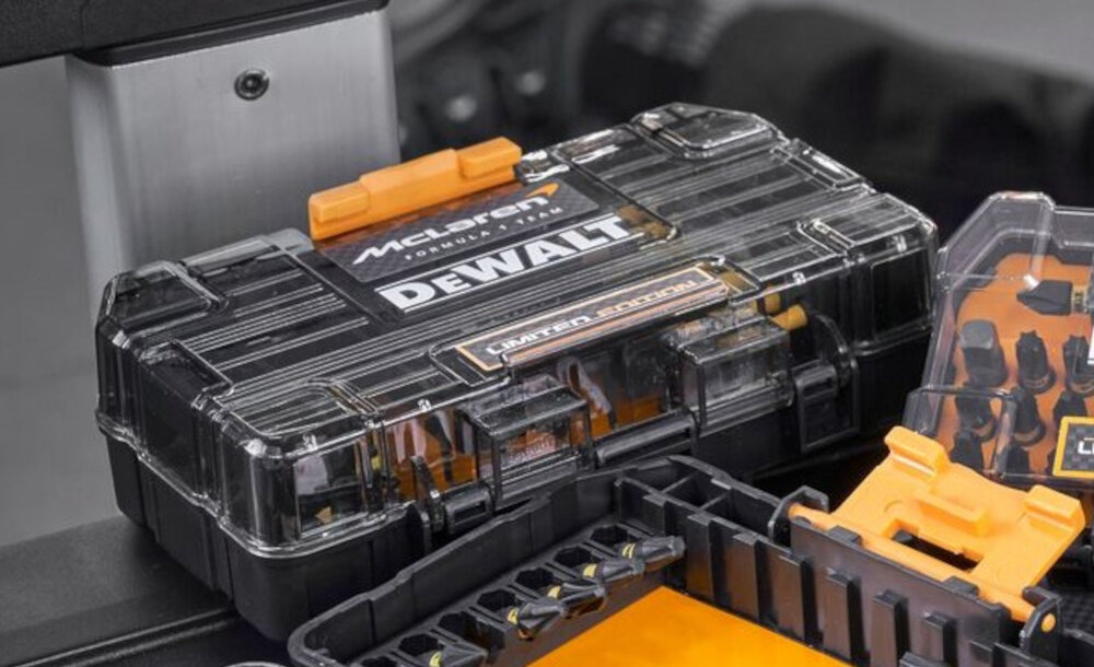Zestaw bitów DEWALT McLaren DT70782-QZ 33 szt. pudełko z bitami na półce zestaw bitów wszechstronny trwałość w pracy precyzja skuteczne wkręcanie łatwe użytkowanie