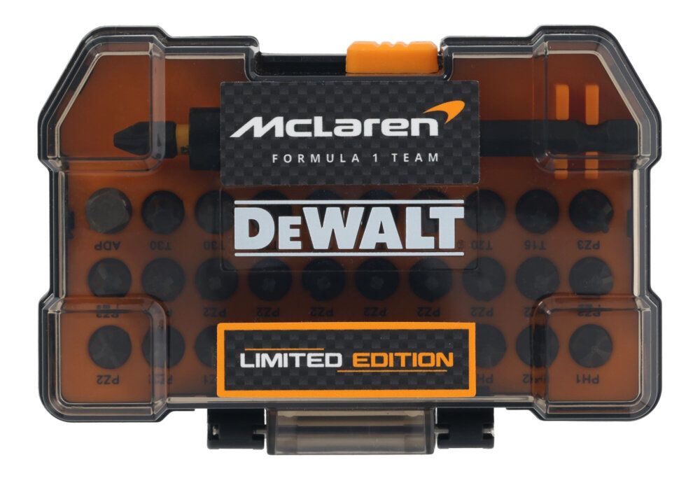 Zestaw bitów DEWALT McLaren DT70900T-QZ 32 szt. zamknięte pudełko na białym tle końcówki FLEXTORQ elastyczna strefa skrętna ochrona bitów przed pęknięciem hartowana stal odporność na zużycie precyzyjne dopasowanie