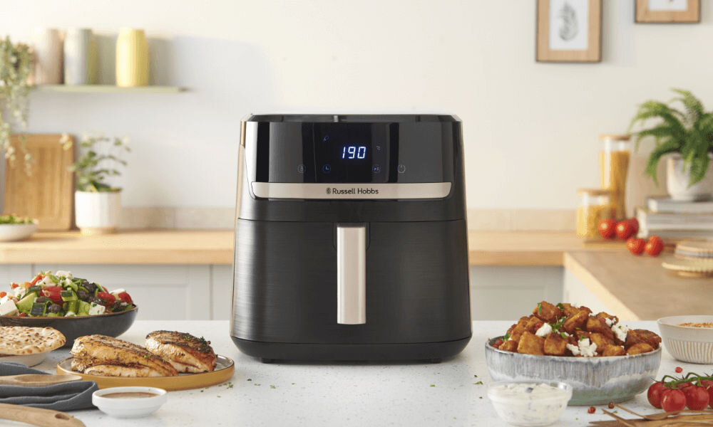 Air Fryer Frytkownica beztłuszczowa RUSSELL HOBBS Satisfry 27630-56 czarna frytkownica stoi na blacie wyświetlacz panel sterowania srebrne elementy Wyjmowane elementy frytkownicy wygoda oszczędność czasu możliwość mycia ich w zmywarce proste i szybkie czyszczenie odpoczynek relaks sprytne rozwiązania w kuchni  