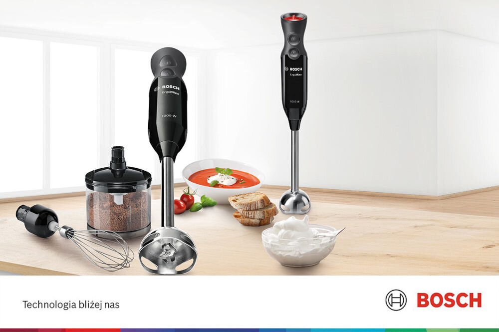 Blender BOSCH ErgoMixx MS61B6150 asystent w kuchni blender czarna obudowa końcówka blendująca stoi na blacie obok leży końcówka do ubijania miska z bitą śmietaną w środku rozdrabniacz z ciemną masą w środku za blenderem miska z czerwoną zupą w środku