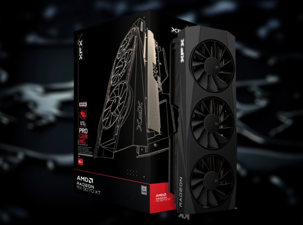 Karta graficzna XFX Quicksilver Radeon RX 9070 XT Gaming Edition 16GB Opakowanie karty graficznej z widocznym renderem produktu obok, na czarnym tle z rozmazanym wzorem w tle, opis
