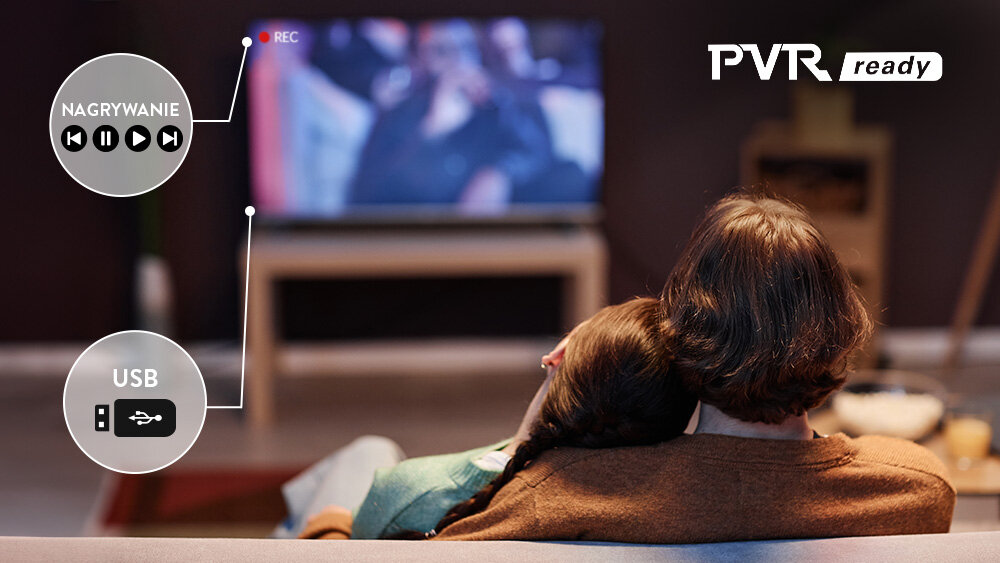 Telewizor JVC LT-40VDF5400 - Nagrywanie na USB (PVR), osoby oglądające program w telewizji, siedzący na kanapie
