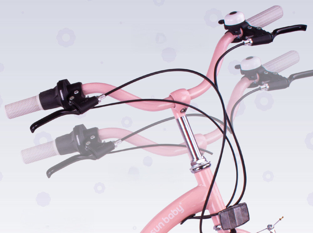Rower młodzieżowy SUN BABY Flower Bike 24 cale dla dziewczynki Różowy zbliżenie na kierownicę wyszarzona możliwość regulacji zdjęcie na jasnym tle wysoki komfort jazdy brak uczucia dyskomfortu odpowiednia pozycja ciała uchwyty z antypoślizgowego materiału regulacja w zakresie od 95 do 98 cm