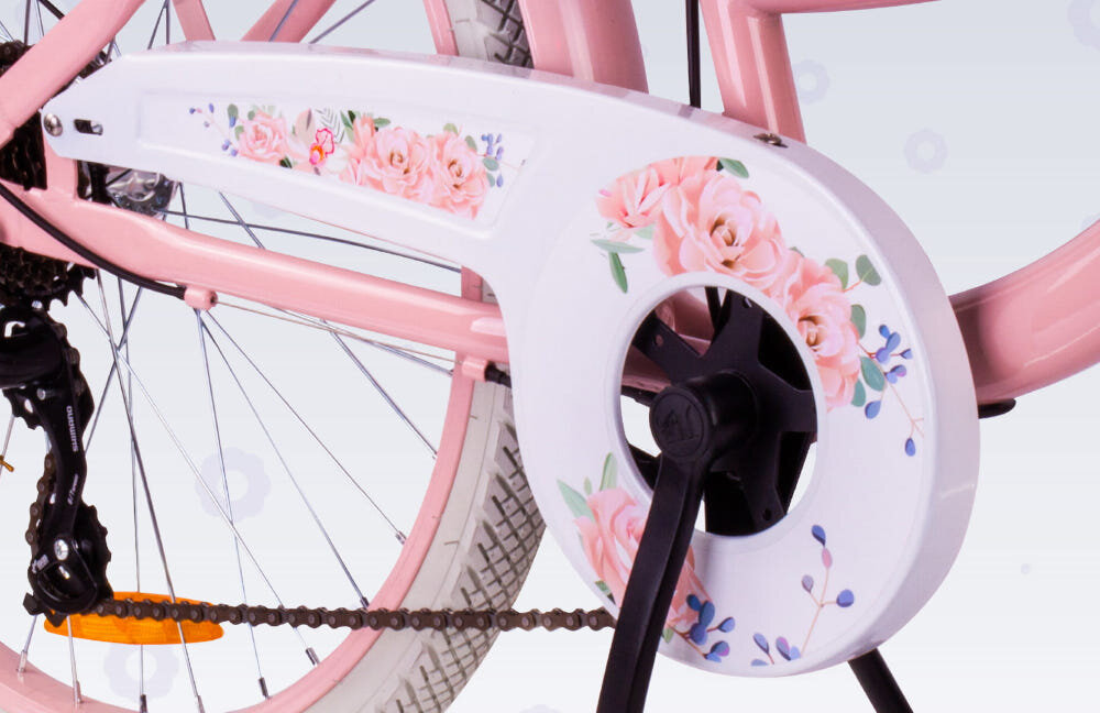 Rower młodzieżowy SUN BABY Flower Bike 24 cale dla dziewczynki Różowy zbliżenie na osłonę łańcucha zdjęcie na jasnym tle osłona łańcucha kwiatowa grafika zabezpiecza łańcuch przed brudem błotniki elegancki wygląd osłaniają odzież