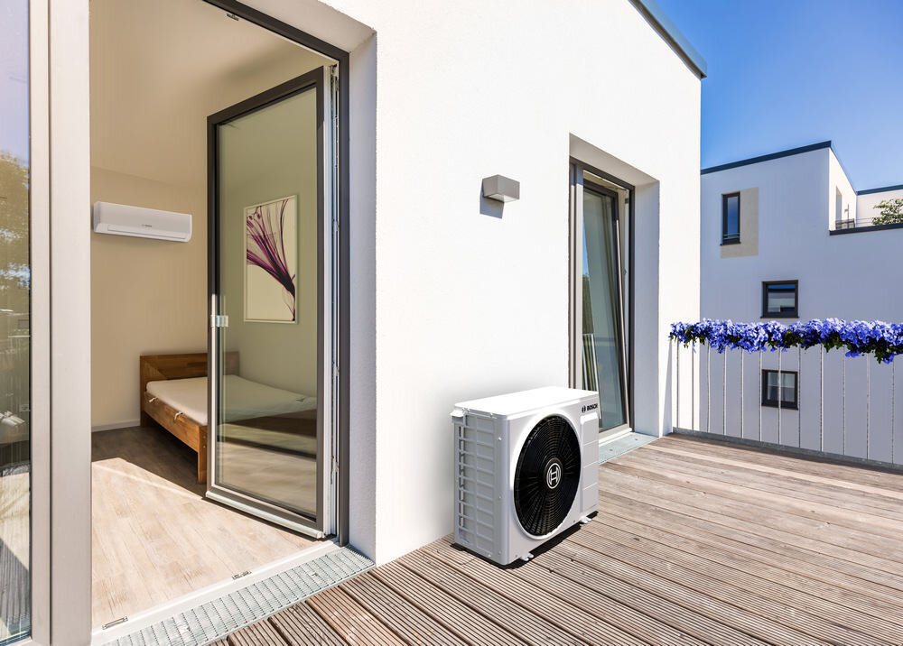 KLIMATYZATOR SPLIT BOSCH CLIMATE CL7000I 53 ES Dopasuj klimat do potrzeb W jednostce wewnętrznej i pilocie Automatyczny nawiew 3D Funkcja Follow Me Wind Avoid Me programowanie pilota kontrola i komfort
