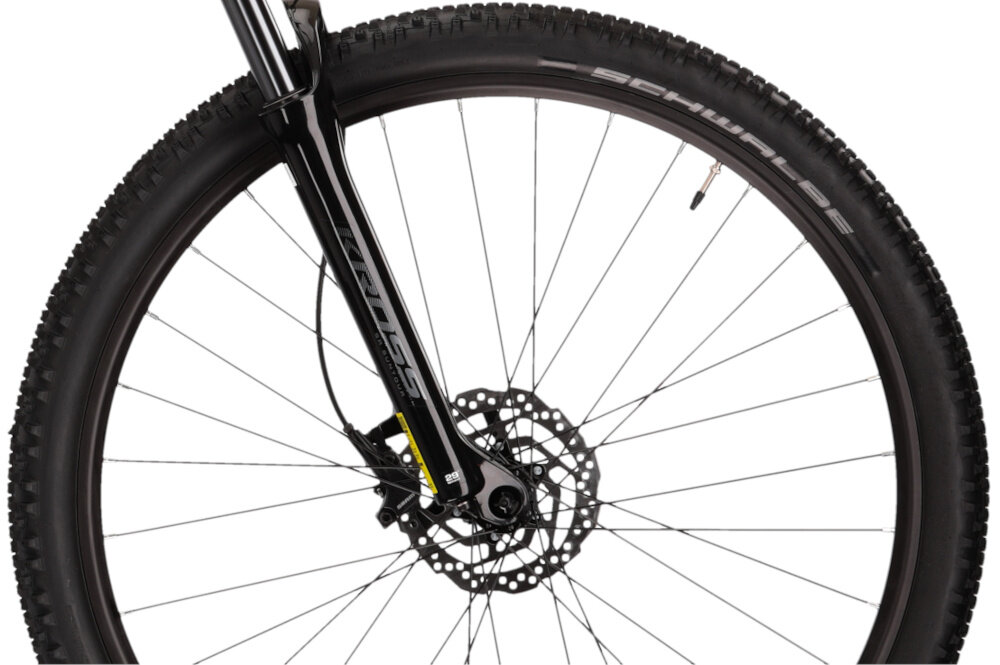 Rower górski MTB KROSS Level 4.0 M17 29 cali męski Szaro-czerwony zbliżenie na oponę rozmiar koła 29 cali łatwe pokonywanie przeszkód duży kontakt koła z podłożem szerokie opony marki SCHWALBE dobra przyczepność aluminiowe obręcze zachowanie regularnego kształtu kół stabilne trzymanie opony bezpieczna i komfortowa jazda regularne sprawdzanie ciśnienia powietrza wartość na bocznej części opony