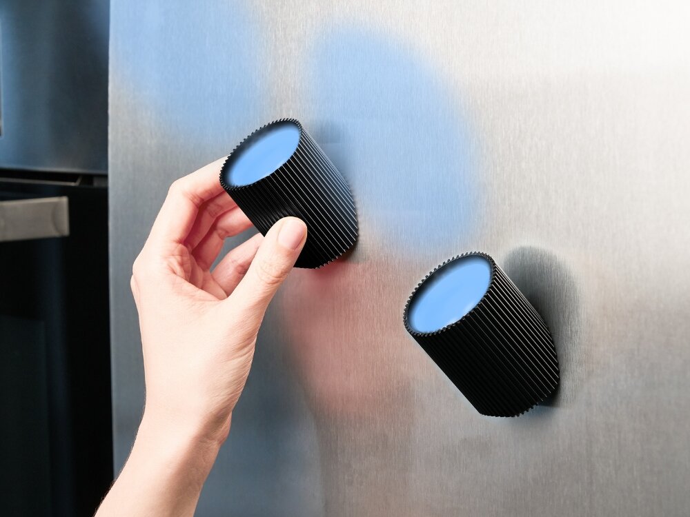 Lampka LEXON Ray Light Aluminium (2 szt.) czarne lampki przyczepione do metalowej powierzchni niebieskie światło 48 x 57 mm z magnetyczną podstawą w każdym miejscu wbudowane magnesy na lodówce  metalowej półce biurku na stole w ogrodzie magnesy łączenie lamp w dowolnych konfiguracjach zmiany ustawienia dostosowanie oświetlenia do domu na zewnątrz 