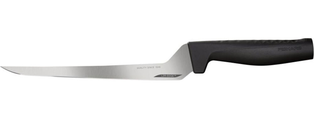 Nóż FISKARS Hard Edge 1054946 białe tło nóż srebrne ostrze czarna rączka LZR-EDGE nanoszenie metalowo-karbamidowych cząsteczek wyjątkowa ostrość czterokrotnie dłużej w testach CATRA twardość ostrza wynosi 52 HRC optymalna wydajność cięcia FISKARS Roll-Sharp stalowa ostrzałka pod kątem 30° ± 4°