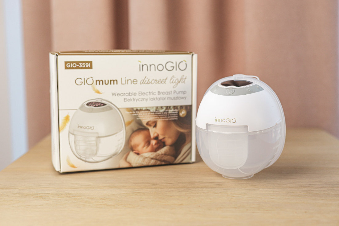 Laktator INNOGIO GIOmum Line Discreet Light GIO-359I Komfort i swoboda dla mam wygląd design tło prezentacja wizualizacja