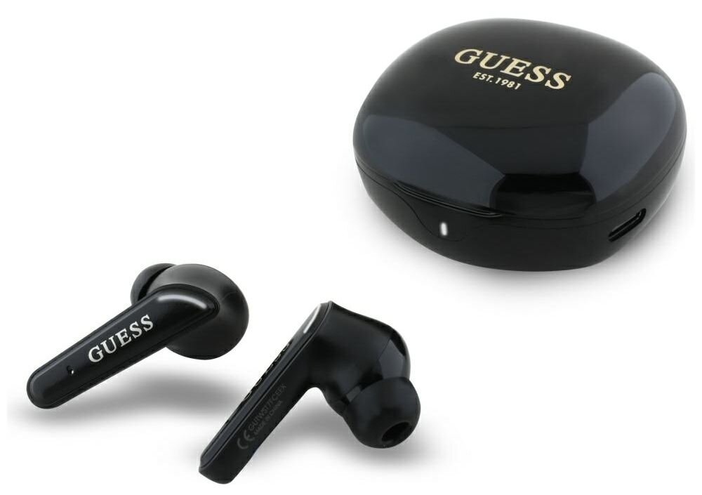 Słuchawki GUESS Flat Classic Logo Electroplated Czarny czarne etui ze złotym logo obok leżą czarne słuchawki Bezprzewodowe smukła forma klasyczne wykończenie złote, wydłużone logo marki GUESS jakość klasa w każdym detalu 