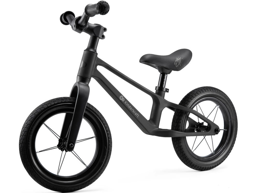 Rowerek biegowy KINDERKRAFT Eter Czarny rower w kolorze czarnym stoi pod kątem czarne siedzisko czarne koła białe tło kompaktowe wymiary (85 cm długości, 42 cm szerokości i 57 cm wysokości) bez trudu zmieści się w bagażniku samochodu w wózku spacerowym lekka konstrukcja na spacer do parku w podróż frajda w każdym miejscu regulowana wysokość siodełka sportowy profil ramy wszechstronny środek transportu
