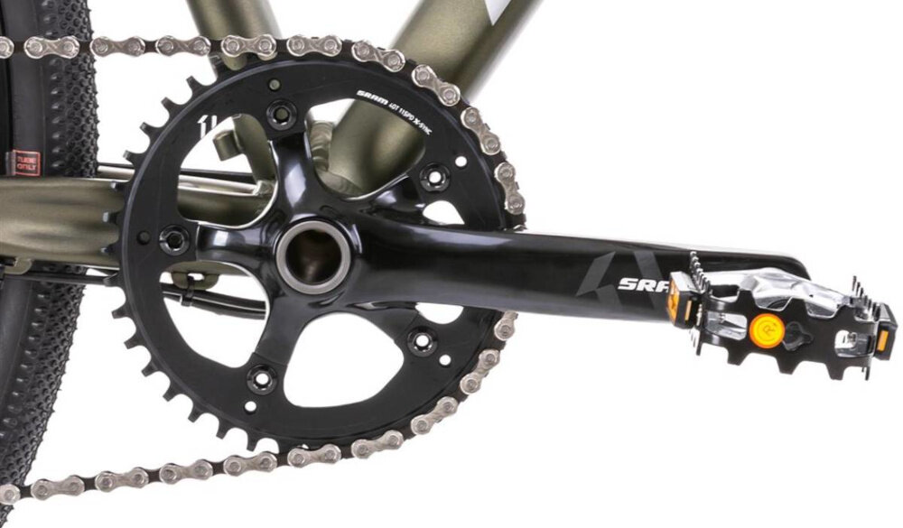 Rower gravel ROMET Boreas 2 U20 28 cali Zielono-grafitowy 2024 zbliżenie na korbę i kasetę lekka i wydajna konstrukcja korby SRAM typu FC-S350 40T 170 x 172.5 mm kaseta SRAM typu CS-PG1130 11-42T 11 biegówrower jest solidny i wytrzyma obciążenie wytrzyma bardzo duży nacisk na pedały