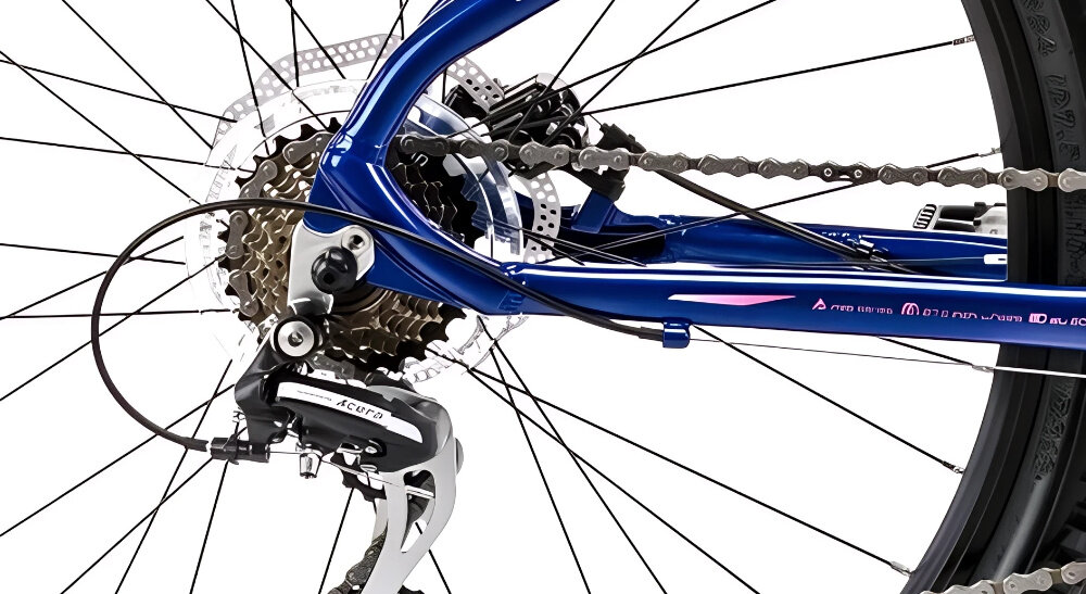 Rower górski MTB ROMET Jolene 7.1 D17 27.5 cala damski Granatowy zbliżenie na tylną przerzutkę przerzutki marki przerzutki marki SHIMANO 3 x 7 przełożeń duża wytrzymałość precyzyjne działanie przednia przerzutka SHIMANO Tourney tylna przerzutka SHIMANO Altus technologia SHADOW przerzutka jest schowana i mniej narażona na uszkodzenia