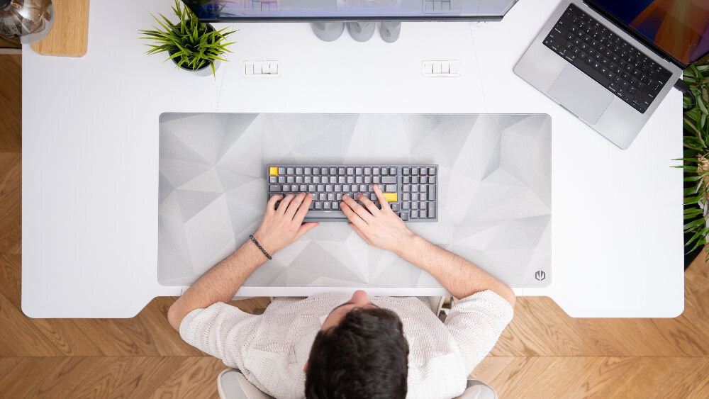Klawiatura ENDORFY Celeris 1800 prezentacja klawiatury w użytku zdjęcie z góry osoba siedząca przy biurku korzystająca z klawiatury przemyślany układ zoptymalizowana akustyka płynność satysfakcja wygoda estetyka