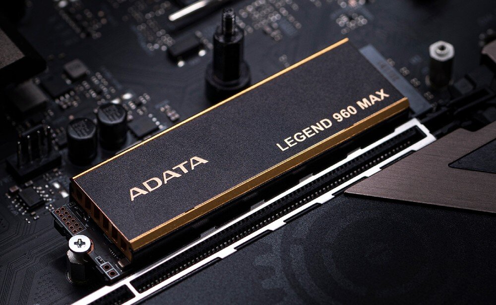 Komputer MAD DOG BQ500FX-A16DR32V2 Dysk zainstalowany w płycie głównej. Na obudowie dysku widoczny jest napis 'ADATA LEGEND 960 MAX'. Obudowa dysku ma czarno-złoty kolor, dysk SSD, interfejs, prędkość, odczyt, zapis, pojemność
