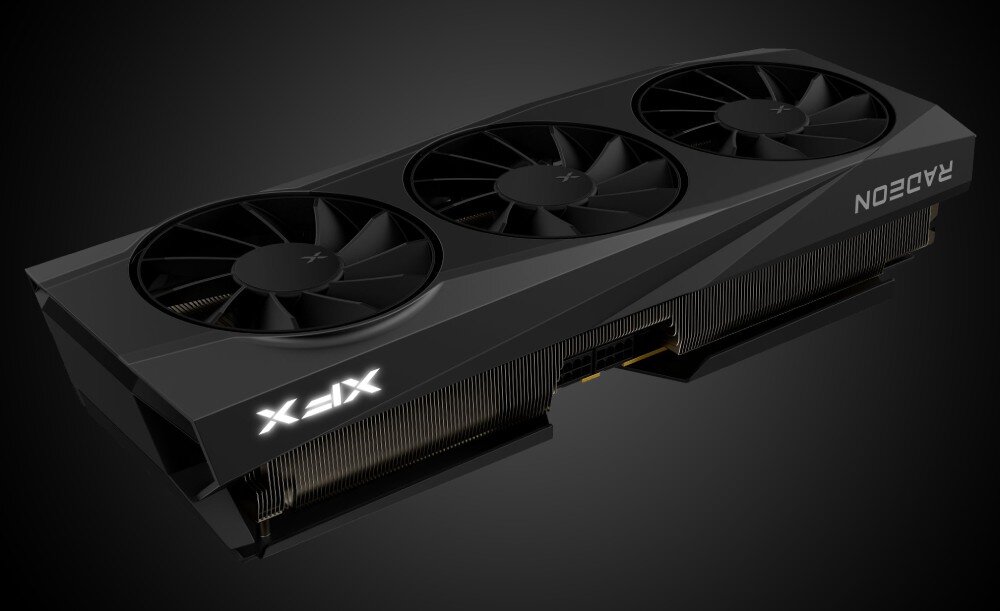 Komputer MAD DOG ENDORFY500AIR-A22WB32WPV2 Karta graficzna z trzema dużymi wentylatorami, widoczna z ukosa. Obudowa w kolorze czarnym, z podświetlanym logo 'XFX' po lewej stronie i napisem 'RADEON' po prawej. W tle jednolite, ciemne tło, karta graficzna, architektura, technologia, wentylatory