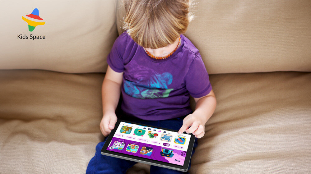 Tablet ACER Iconia Tab A10 dziecko korzysta z tabletu    