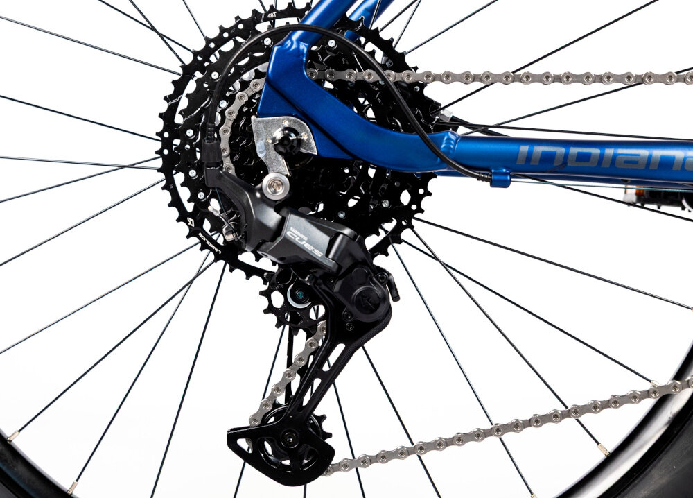 Rower górski MTB INDIANA X-Pulser 3.9 M21 29 cali męski Granatowo-srebrny zbliżenie na tylną przerzutkę przerzutki marki przerzutki marki SHIMANO 10 biegów tylny napęd SHIMANO CUES niewiarygodnie płynna i szybka zmiana przełożeń wytrzymałość
