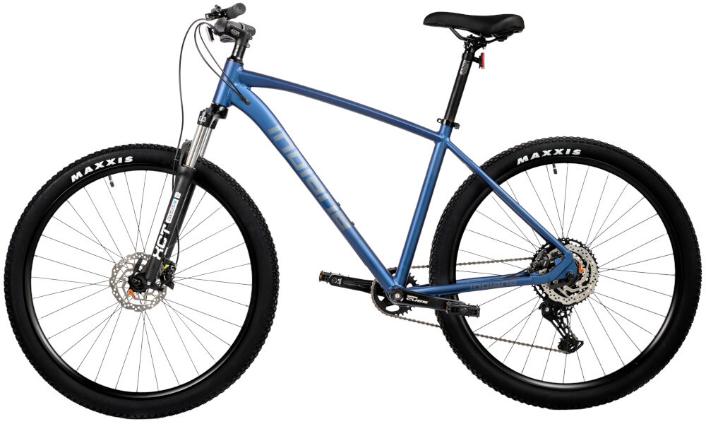 Rower górski MTB INDIANA X-Pulser 3.9 M21 29 cali męski Granatowo-srebrny rower na białym tle widoczny z boku specjalne gwinty możliwość przymocowania uchwytu na bidon odblaski dobrze widoczny na drodze bezpieczna jazda