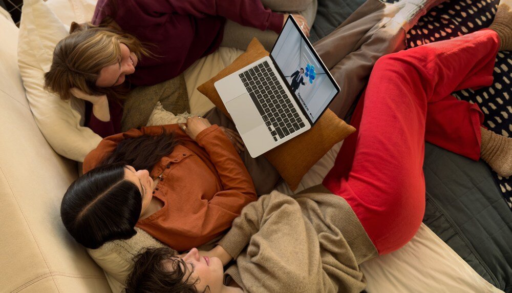 MacBook Air wspólne oglądanie filmu  