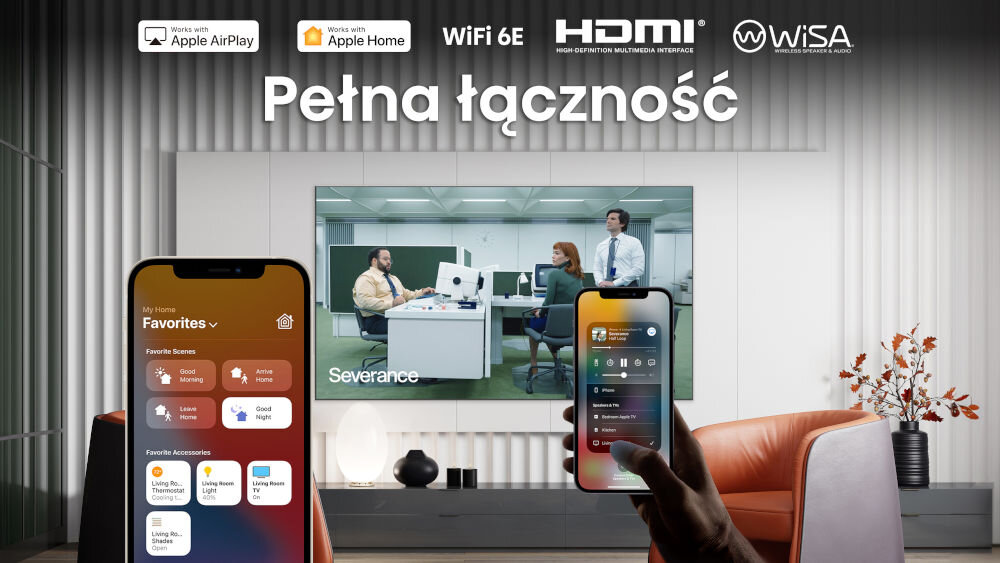 Telewizor HISENSE 50E8Q - Wszechstronna łączność, WiFi 6E, HDMI 2.1, Bluetooth, AirPlay, telefon trzymany w ręku, telewizor powieszony na ścianie w salonie