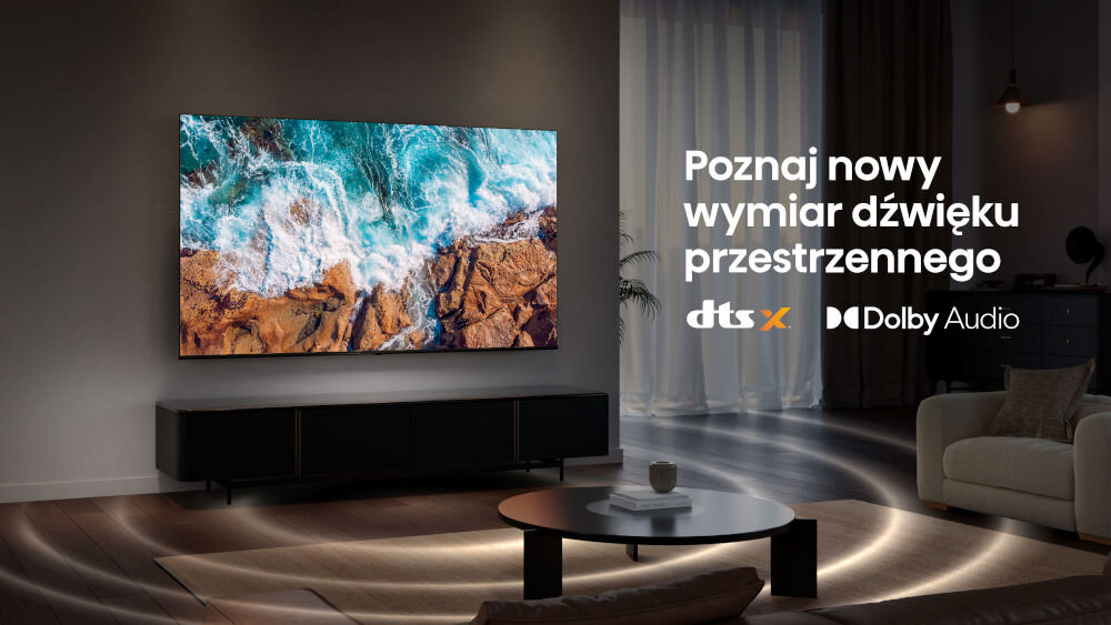 Telewizor HISENSE 50A6Q - Kinowy dźwięk w Twoim domu, Dolby Audio, DTS Virtual:X, telewizor zawieszony na scianie w salonie z którego wydobywa się dźwięk