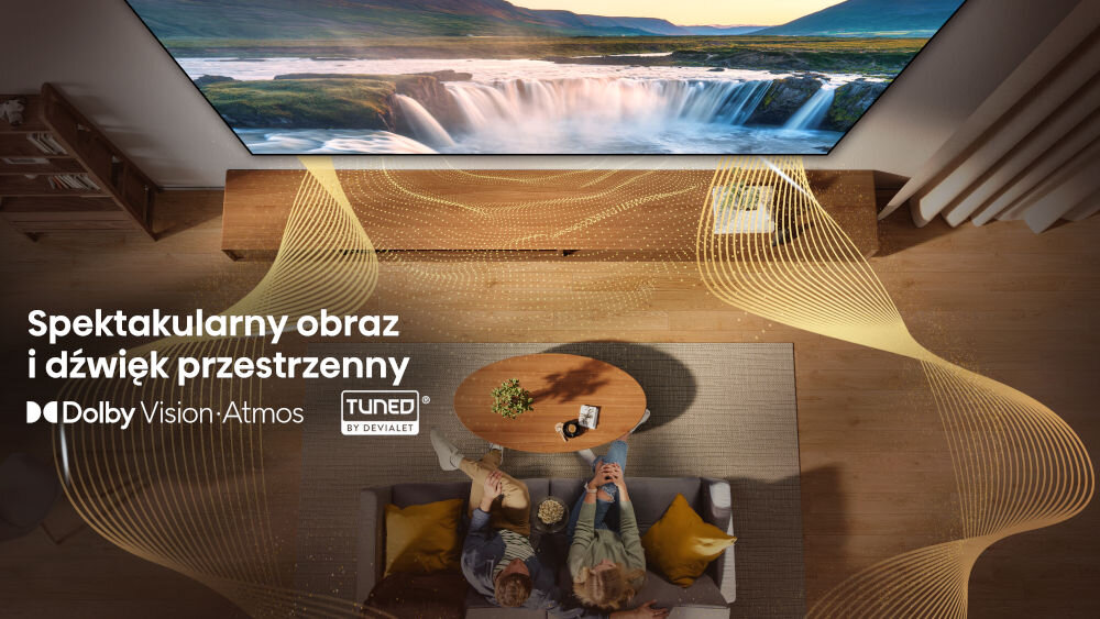 Telewizor HISENSE 50A7Q - Kino bez wychodzenia z domu, Dolby Vision, Dolby Atmos, HDR 4K, telewizor powieszony na ścianie w salonie, osoby siedzące na kanapie