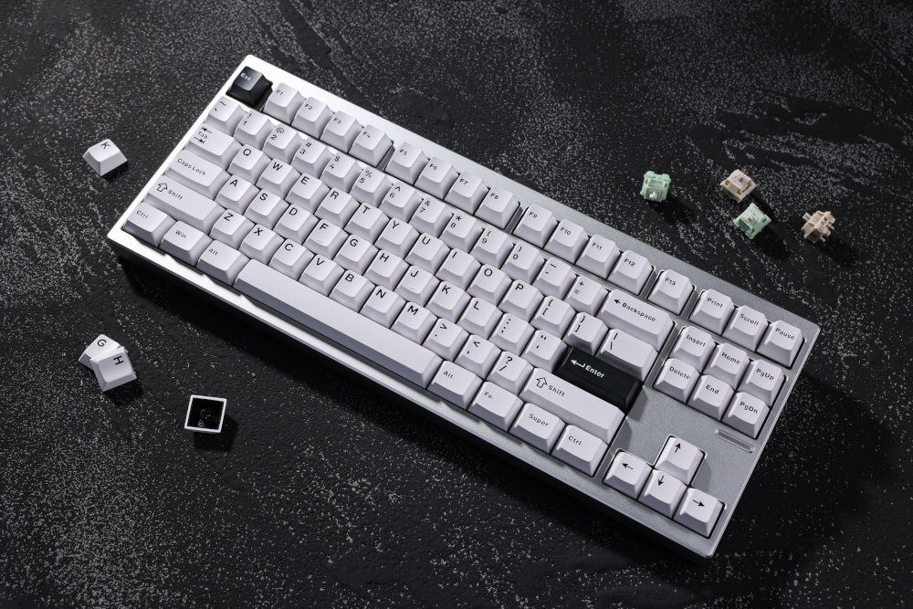 MCHOSE GX87  mechaniczna klawiatura Aluminiowa obudowa kontrastującymi detalami Silicone Gasket Mount Trzy tryby łączności bateria - klawiatura a obok mysz na blacie