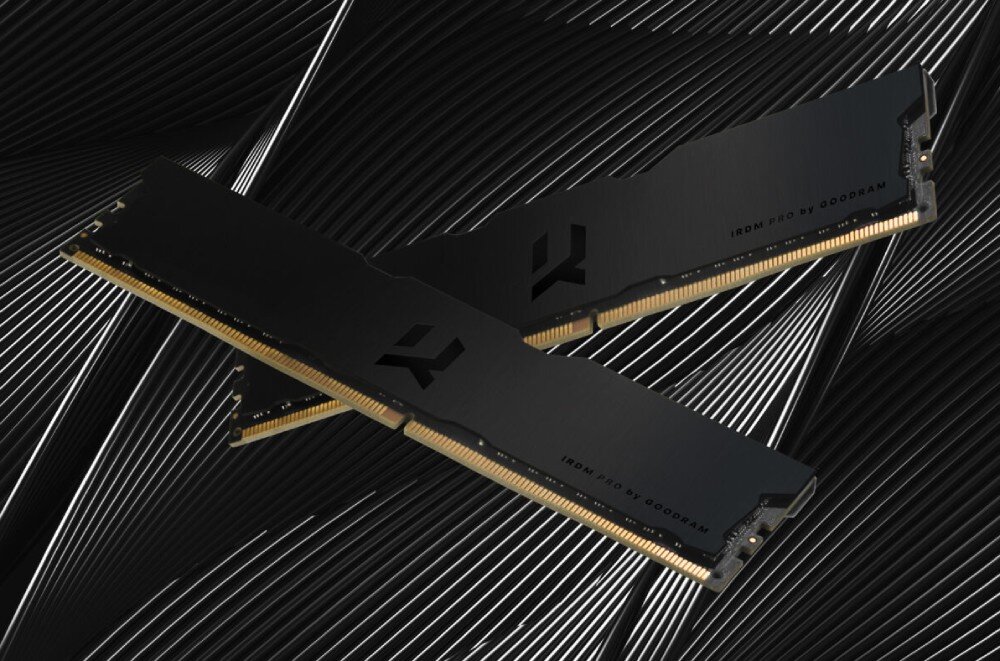 Komputer MAD DOG DIAXID605F-I20WB16WH Dwa moduły pamięci RAM o czarnych radiatorach ułożone na tle złożonym z geometrycznych, czarno-białych wzorów, pamięć, taktowanie, opóźnienia, radiatory