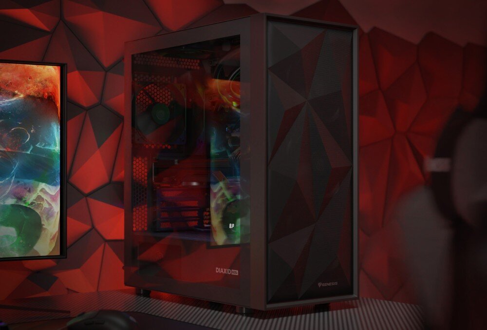 Komputer MAD DOG DIAXID605F-I21WB16WH Obudowa komputera z bocznym panelem ze szkła hartowanego i trzema wentylatorami RGB na przednim panelu. W tle monitor z kolorową grafiką i ściana z geometrycznym wzorem, cechy, zalety, testy, przeznaczenie